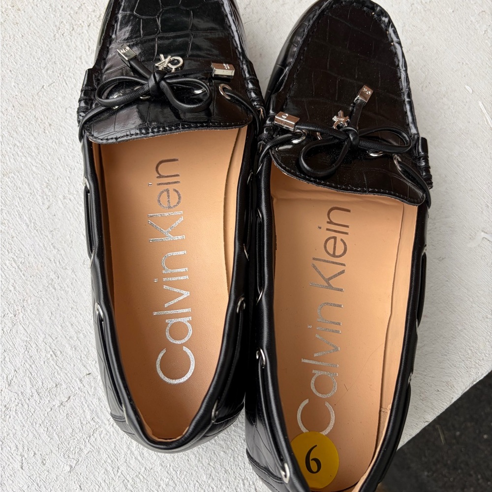Calvin Klein Black Quilted Patent Driving Loafers with Bow Detail - Picture 3 of 8